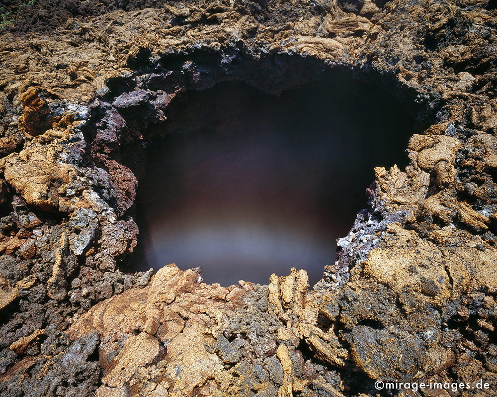 Entrance to hell
Coulée de lave
Schlüsselwörter: Loch, Dampf, heiss, Lava, erkaltet, Bruchstücke, Platten, scharfkantig, farbig, Magma, surreal, vulkanisch, Vulkan, Kruste, Eruption, Lavawüste, Mondlandschaft, Lavagestein, Einöde, trocken, karg, bizarr, unwirklich, menschenleer, verlassen, Geologie, 