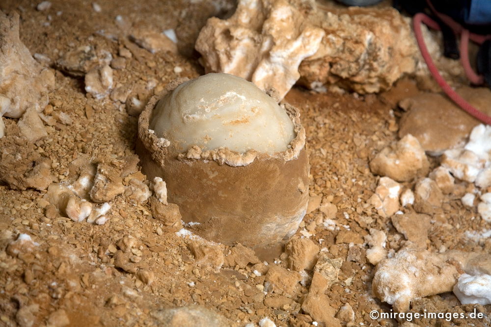 Growing Stalagmite
Khaf Thary
Schlüsselwörter: Höhle, Abenteuer, forschen, entdecken, unbekannt, abgelegen, dunkel, Stille, Felsen, unwirtlich, klettern, Stalagmiten, Natur, 