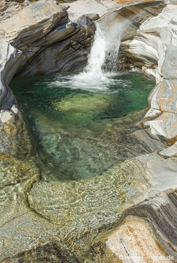 Ponte dei Salti a Lavertezzo
Valle Verzasca
Schlüsselwörter: Wildwasser Kulisse Flussbett Felsen Stein Struktur Wasser Frische klar sauber Süßwasser Schönheit Natur natürlich Landschaft Kraft meditativ fliessen kraftvoll Bewegung bewegen malerisch Tal draussen weich geschwungen Form Erosion Wirbel wild türkis 